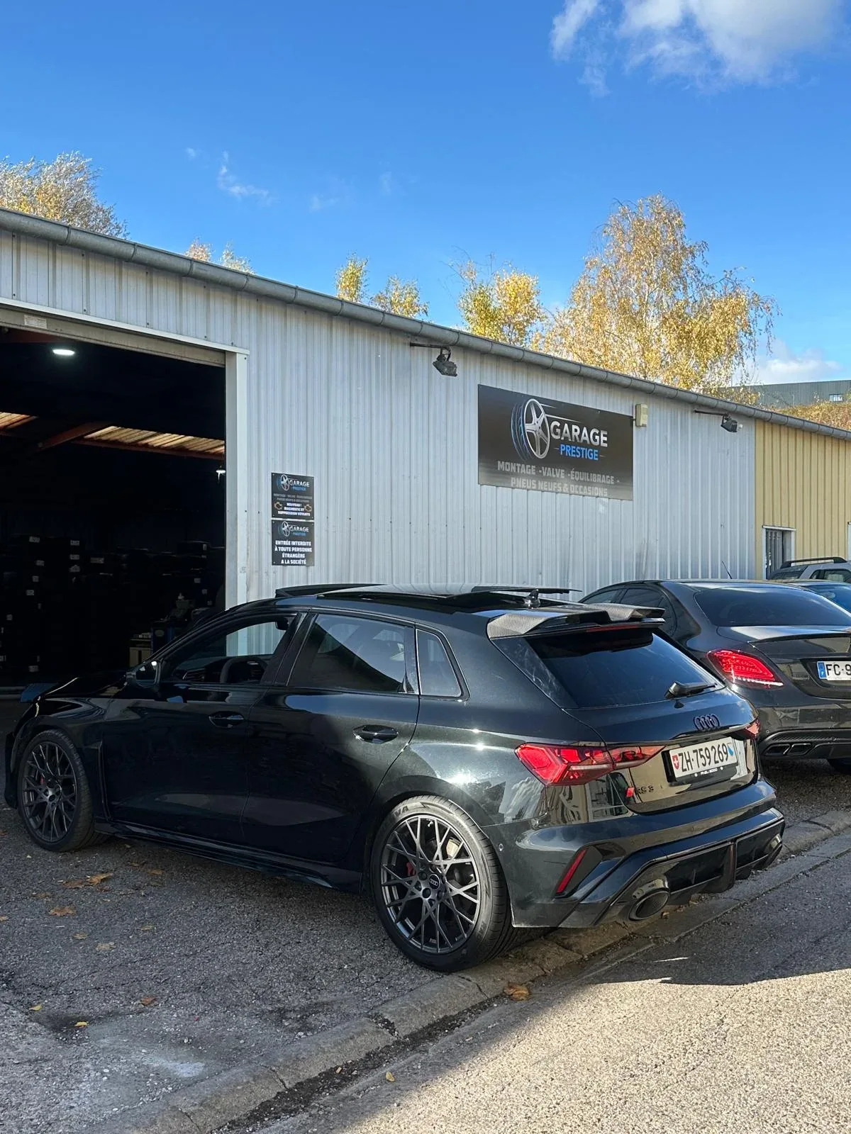 Véhicule devant Garage Prestige à Ludres